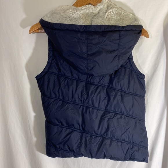 Woman’s zip up puffer vest size S/P - Picture 8 of 8